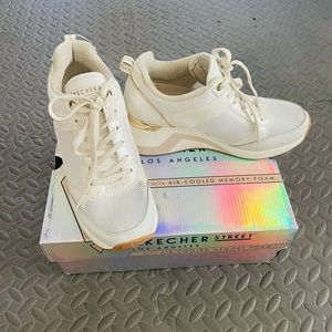 Skecher Street white and gold